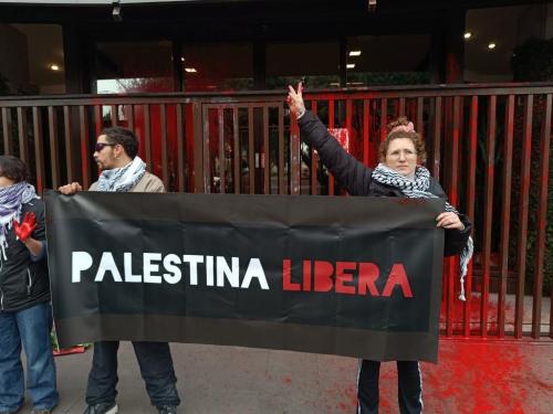 Attivisti di Palestina Libera lanciano colore sulla sede di Leonardo