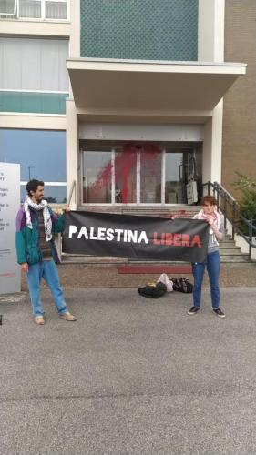 Attivisti di Palestina Libera davanti alla Leonardo a Brescia